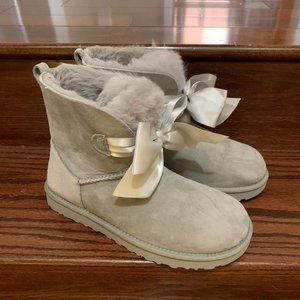 NWOT - UGG Boots gray with bow, size 8